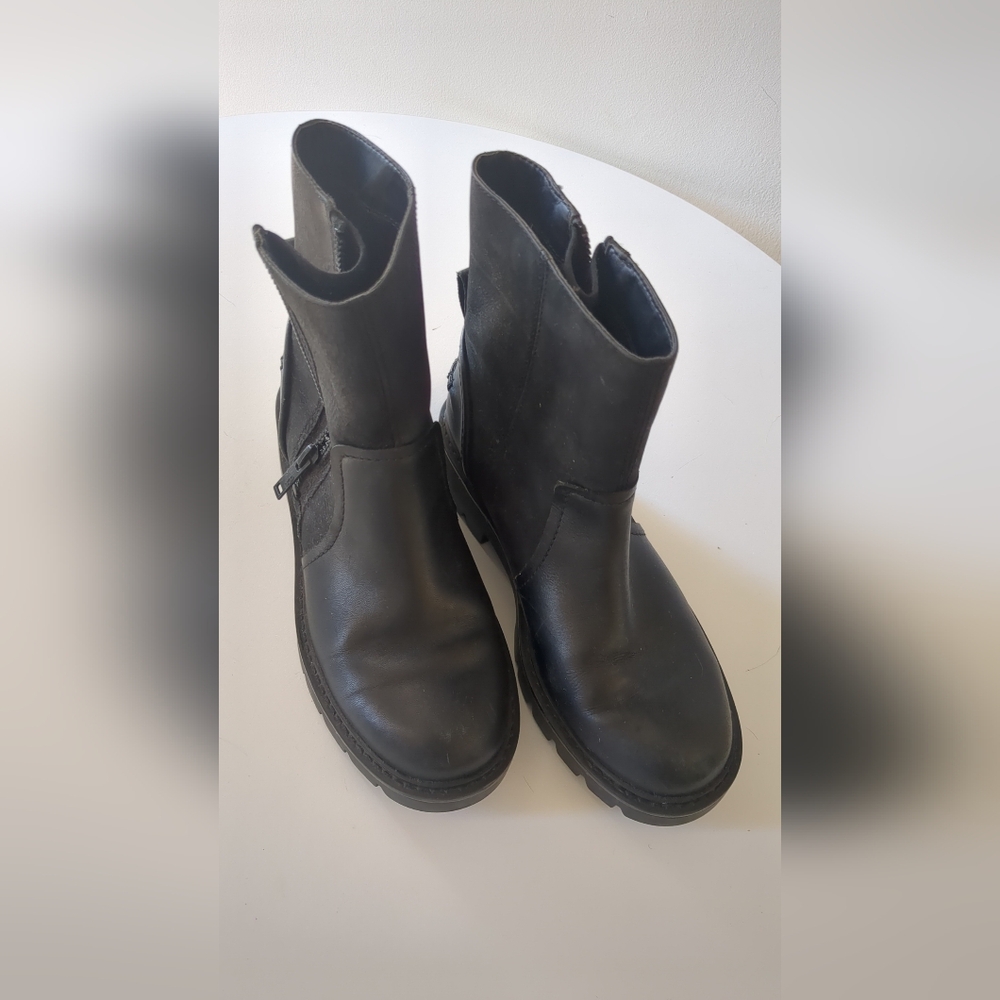 Ugg black boots size 6